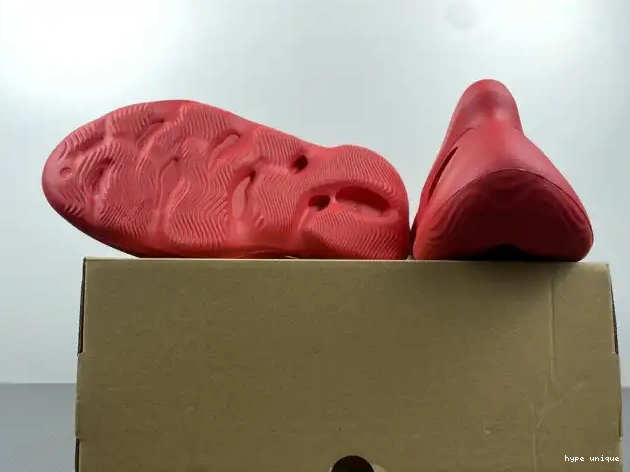 hype CW3355 Red Yeezy Adidas Foam 0608